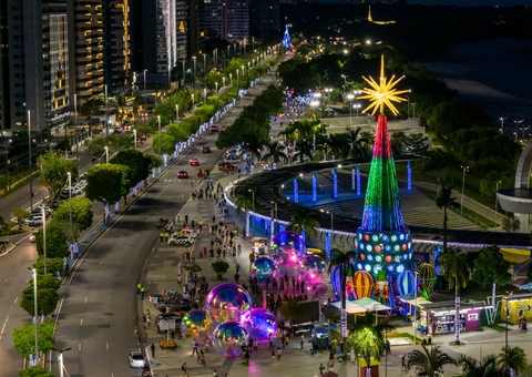 Árvore de Natal de 30 metros com hologramas é entregue na Ponta Negra