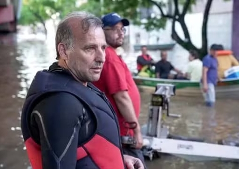 Tragédia no RS: homem resgata 300 pessoas de caiaque sem saber nadar