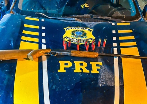 Motorista é preso após polícia encontrar espingarda escondida em carro na BR-319