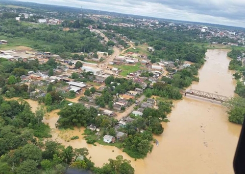 Bolsonaro sobrevoa cheias no Acre e anuncia medidas de socorro
