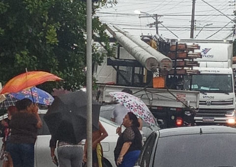 Moradores do Japiim fecham ruas para impedir troca de medidores elétricos em Manaus