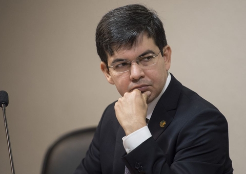 Randolfe Rodrigues apresenta queixa-crime contra Bolsonaro por difamação