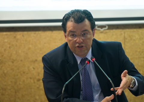 Relatório de Eduardo Braga garante suspensão de reajustes de remédios