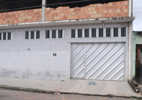 Transtornado, homem esmurra casa e corta filha em Manaus