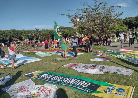 Cerca de 300 pessoas se reúnem na Praça da Saudade em ato contra Bolsonaro em Manaus