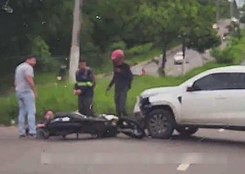 Motociclista fica ferido ao ser atingido por carro em acidente no Cidade de Deus; vídeo