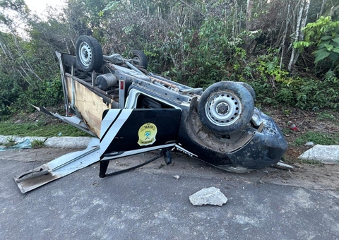Vídeo mostra carro do IML que capotou enquanto transportava corpo na BR-174; assista