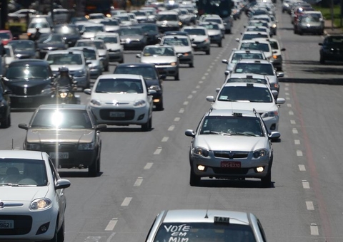 MP libera R$ 10,9 bi para auxílios a caminhoneiros e taxistas