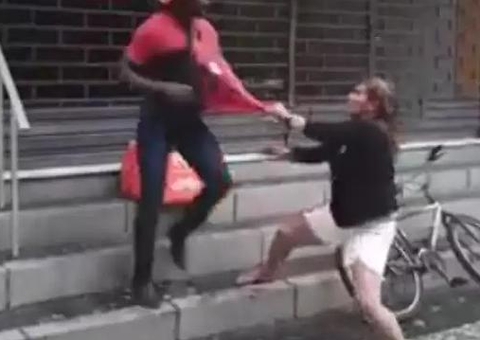 Coletivos negros fazem ato contra ex-atleta que agrediu entregadores