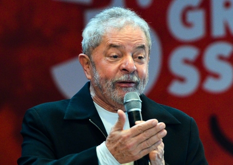 Candidato à presidência, Lula chega para comício em Manaus