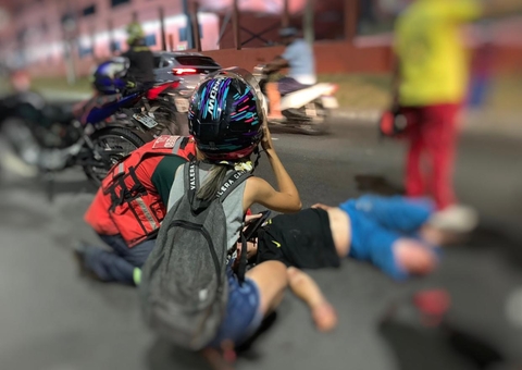 Motociclista é arremessado após bater na traseira de carro na Avenida Max Teixeira