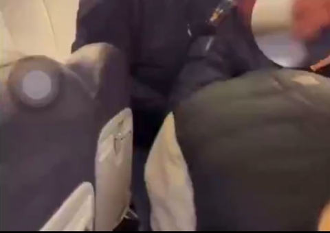 Jogador negro é arrancado de avião por policiais