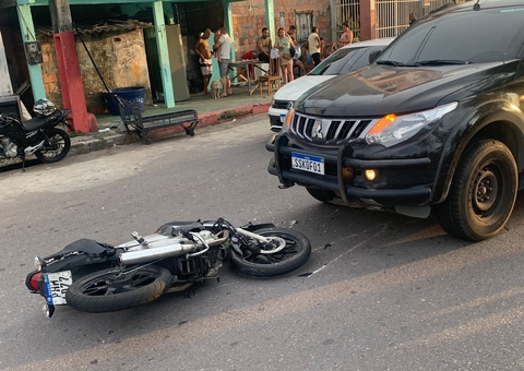 Motociclista foge da PM, entra na contramão e bate em viatura da PC em Manaus