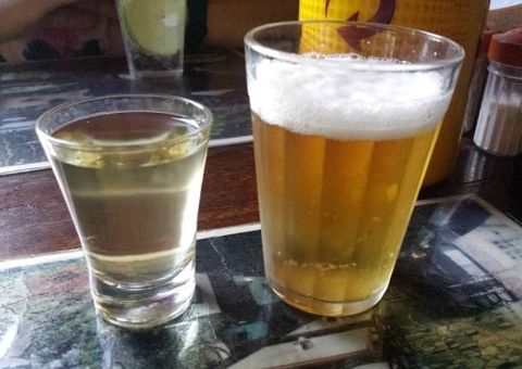 Jovem leva tiro no rosto após jogar cerveja em namorado durante festa