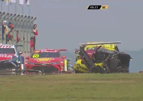 Batida violenta envolvendo quatro carros encerra corrida da Stock Car