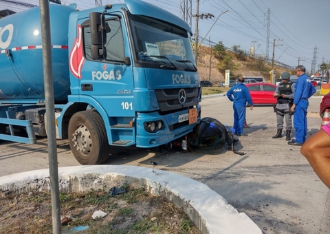 Homem morre esmagado por caminhão de gás na BR-319