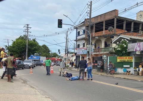 Motociclista e garupa são arremessados de moto durante acidente em Manaus
