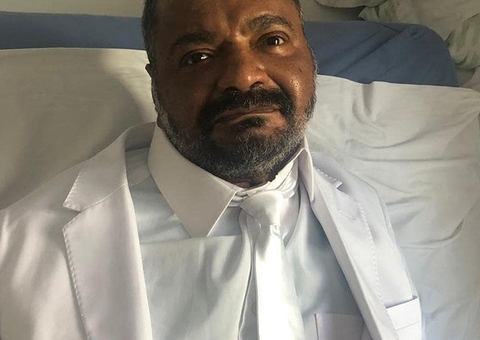 Arlindo Cruz recebe primeira dose da vacina contra Covid-19