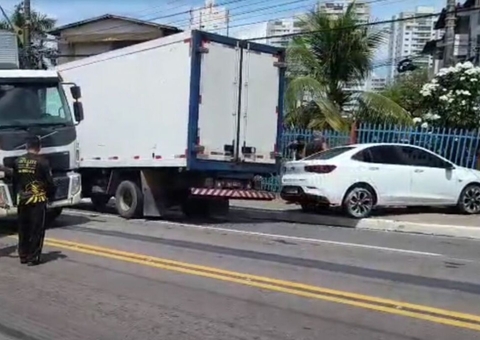 Acidente entre caminhão e carro causa congestionamento no Dom Pedro