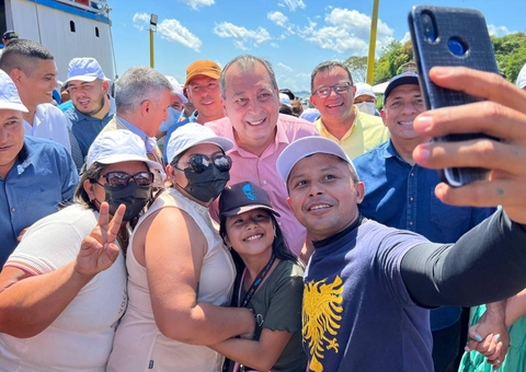 Omar divulga número de WhatsApp para quem desejar contato com senador