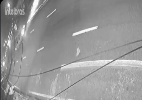 Vídeo mostra carro rodopiando antes de bater em árvore e jovens morrerem em Manaus