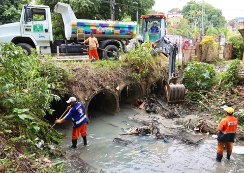 Prefeitura alerta sobre descarte irregular de lixo e destaca ações para reduzir alagamentos em Manaus