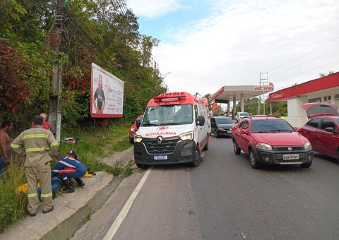 Acidente entre carro e moto deixa ferido na Av. Torquato Tapajós 