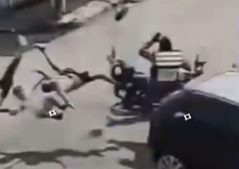 Vídeo mostra momento em que família é arremessada de moto em Manacapuru