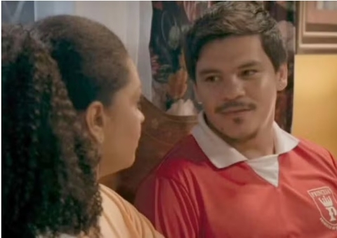 Adanilo surge com a camisa do Princesa do Solimões em novela da Globo