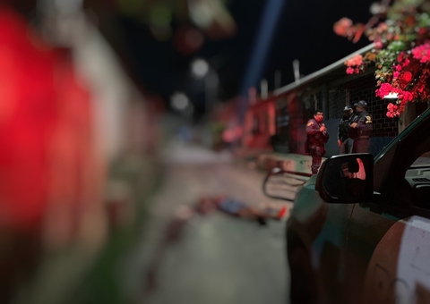 Criminosos arrastam homem para o meio da rua e o executam a tiros no Jorge Teixeira