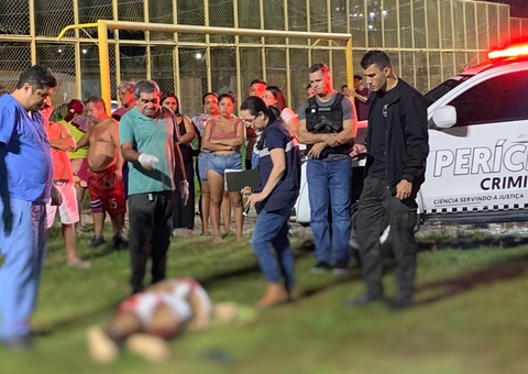 Pistoleiros executam homem com 10 tiros em campo de futebol na Cidade Nova