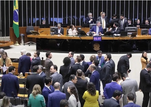 Câmara aprova teto para salário mínimo, mas afrouxa mudanças no BPC