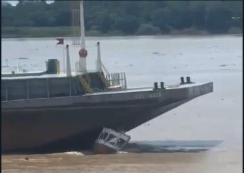 Vídeo mostra momento em que balsa passa por cima de lancha em Codajás