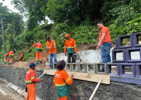 Obra é realizada após deslizamento de terra na avenida Mário Ypiranga