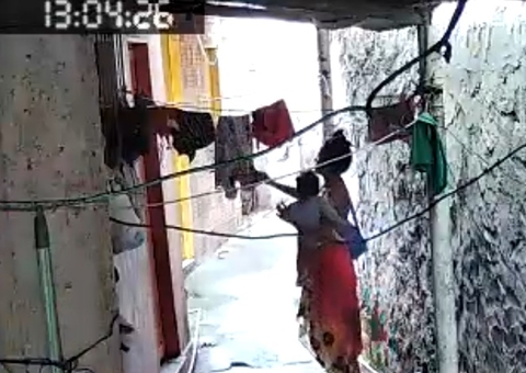 Com bebê no colo, mulher furta roupas do varal no Colônia Antônio Aleixo; vídeo