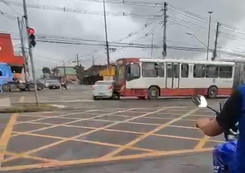 Carro avança sinal vermelho e é atingido por ônibus na Avenida Max Teixeira; vídeo