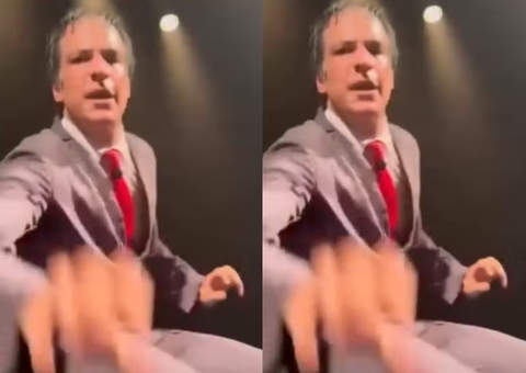 Mateus Solano dá tapa em celular de fã ao ser filmado em peça; vídeo