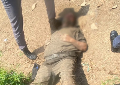 Policial tem arma roubada e é jogado vivo em rio em São Paulo