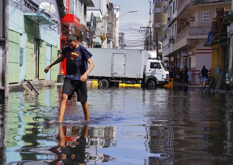Após repiquete, Rio Negro se mantém estável em 30,02 metros em Manaus