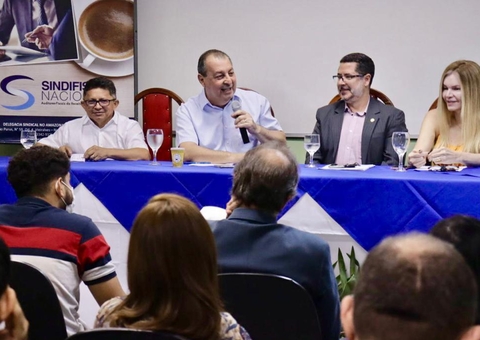 Omar firma compromisso contra desmonte da Receita Federal