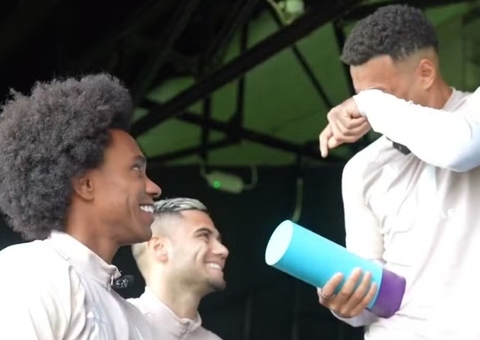 Rodrigo Muniz, ex-Flamengo, se emociona ao receber prêmio na Premier League