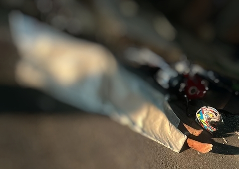 Homem morre ao ter cabeça crivada de tiros enquanto pilotava moto em Manaus