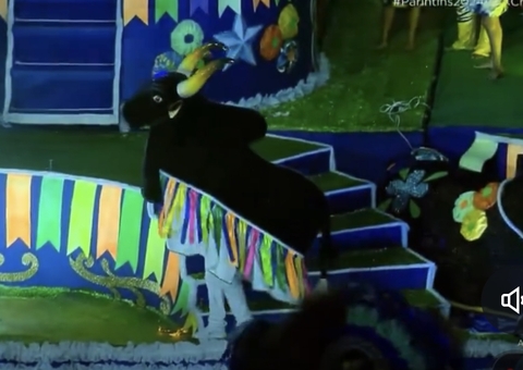 Boi Caprichoso apaga fogo com o pé durante apresentação 