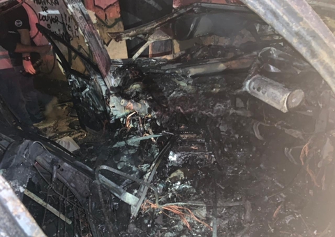 Mercedes fica destruída após bater em outro carro e pegar fogo em Manaus