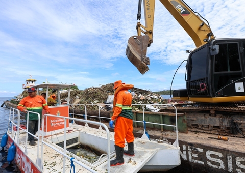 Agentes retiram 5 toneladas de lixo em ação no Igarapé do Gigante em Manaus