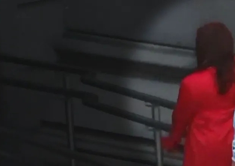 Cristina Kirchner mostra dedo do meio para apoiadores de Milei