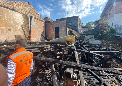 Incêndio destrói casas em vila no Centro de Manaus