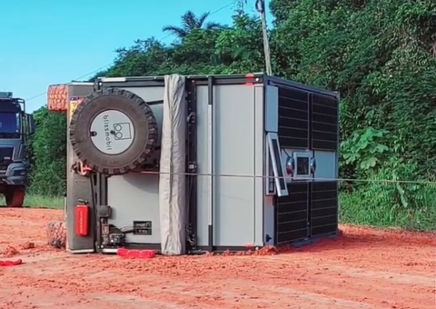 Veículo com grupo de turistas estrangeiros tomba na BR- 319