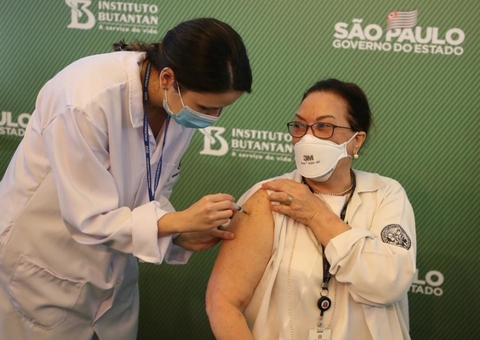 São Paulo corre e aplica 3ª dose de vacina contra covid antes do Ministério da Saúde