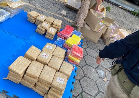 Motorista de caminhão é preso com meia tonelada de drogas em porto de Manaus